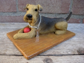 beeldje Airedale Terrier liggend