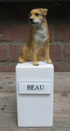 beeldje Border Terrier zittend