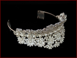 Tiara- Kroon met strass steentjes en parels (624)