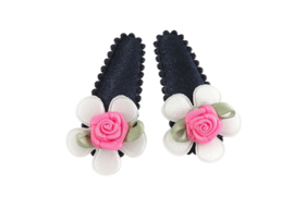 Babyhaarspeldjes blauw satijn met witte bloem en fuchsia roosje