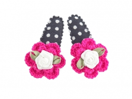 Babyhaarspeldjes blauw gestipt met fuchsia gehaakte bloem en wit roosje