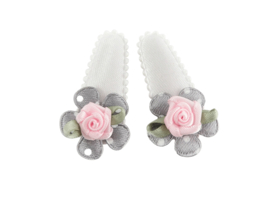 Babyhaarspeldjes wit satijn met grijs gestipte bloem en roze roosje