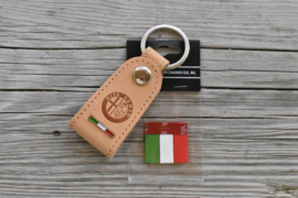 ALFA ROMEO GIFTSET  Sleutelhanger tuigleer + vlaglabel tricolore