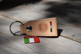 FIAT GIFTSET  Sleutelhanger tuigleer + vlaglabel tricolore