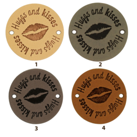 Leren label rond 3,5 cm - Hugs and kisses 💋 - 2 stuks