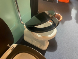 Klassiek toilet met AO BURC519 met hooghangende stortbak en decoratieve steunen, chroom ( D.4 )