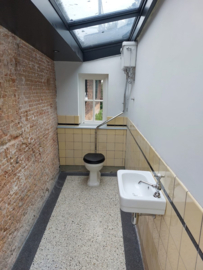 klassiek toilet AO BURC19-32 met stortbak op andere muur