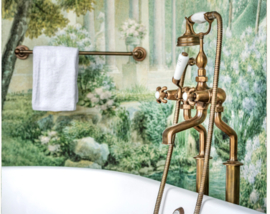 klassieke badkraan met vloerbuizen in verouderd messing van Kenny  & Mason