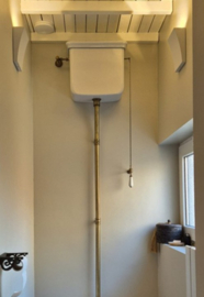 klassiek vlakspoeltoilet met hooghangende stortbak en bronzen valpijp ( B.1.1)