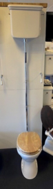 Vlakspoel toilet AO compleet met een hooghangende stortbak en verchroomde valpijp