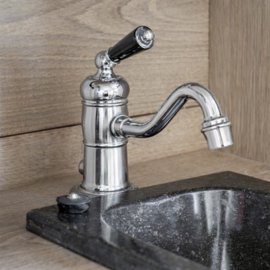 Klassieke eengats wastafelkraan in verouderd messing met zwarte of witte hendel TH003, Kenny and Mason