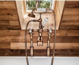klassieke badkraan met vloerbuizen in verouderd messing van Kenny  & Mason