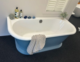 Klassiek back to wall bad KSB0030 inclusief verchroomde overloop, wit