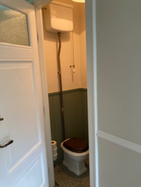 AR801BR Klassiek toilet met hooghangend keramisch reservoir, vloeruitlaat AO valpijp brons