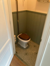 AR801BR Klassiek toilet met hooghangend keramisch reservoir, vloeruitlaat AO valpijp brons