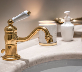 Klassieke eengats wastafelkraan in verouderd messing met zwarte of witte hendel TH003, Kenny and Mason