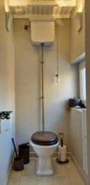 klassiek vlakspoeltoilet met hooghangende stortbak en bronzen valpijp ( B.1.1)