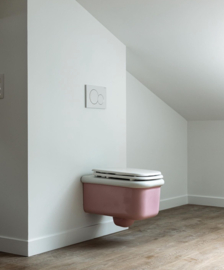 KSUT001 retro wandtoilet passend bij de uitstortgootstenen MET witte soft close  zitting