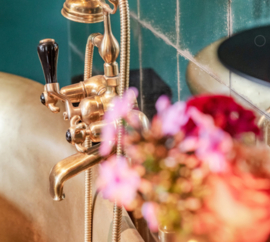 klassieke badkraan met vloerbuizen in verouderd messing van Kenny  & Mason