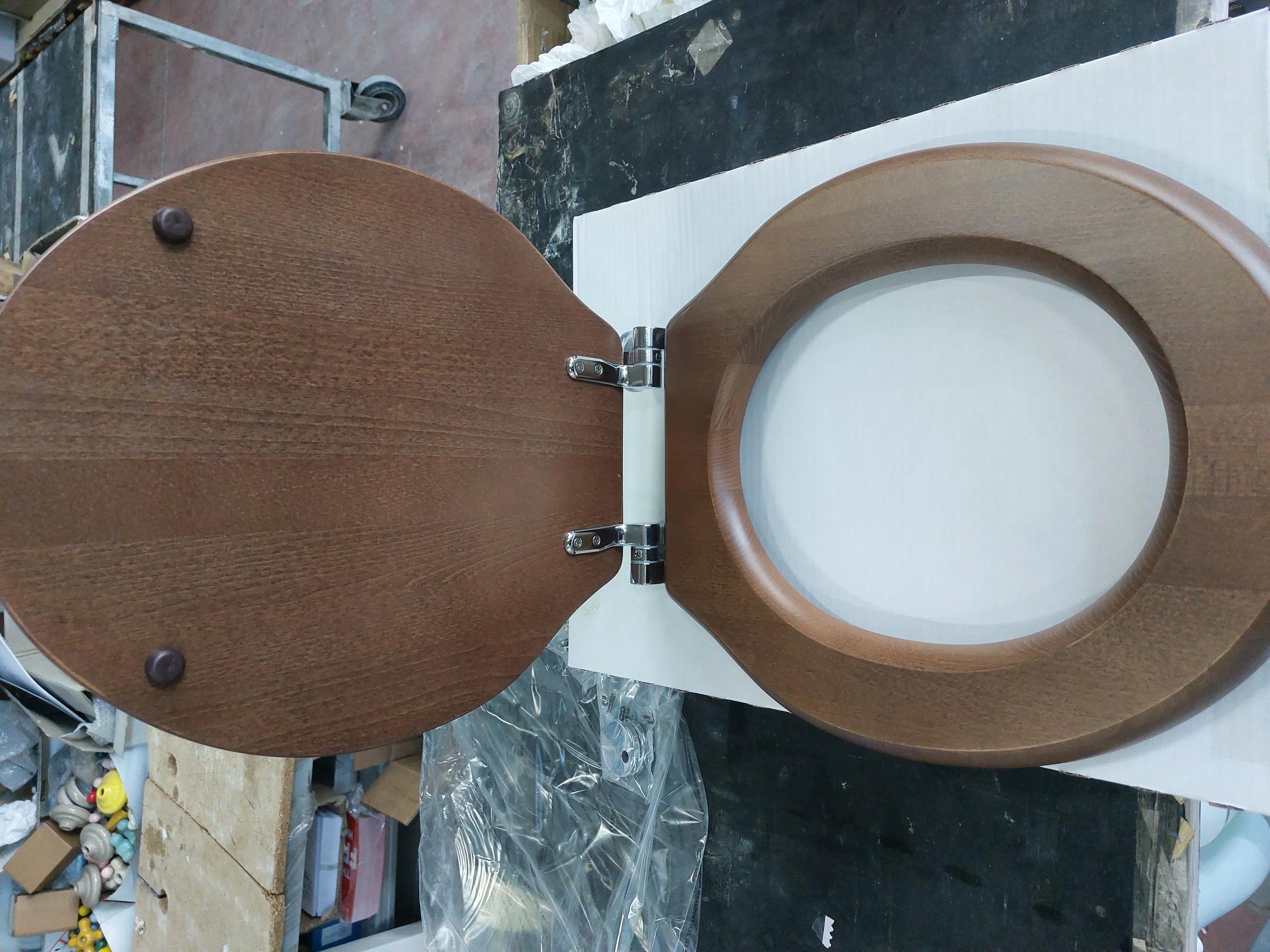 Klassiek noten  houten zitting voor de BP900 serie met bronzen scharnieren
