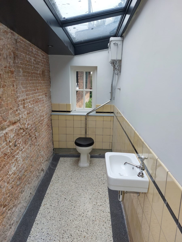 klassiek toilet AO met stortbak op andere muur