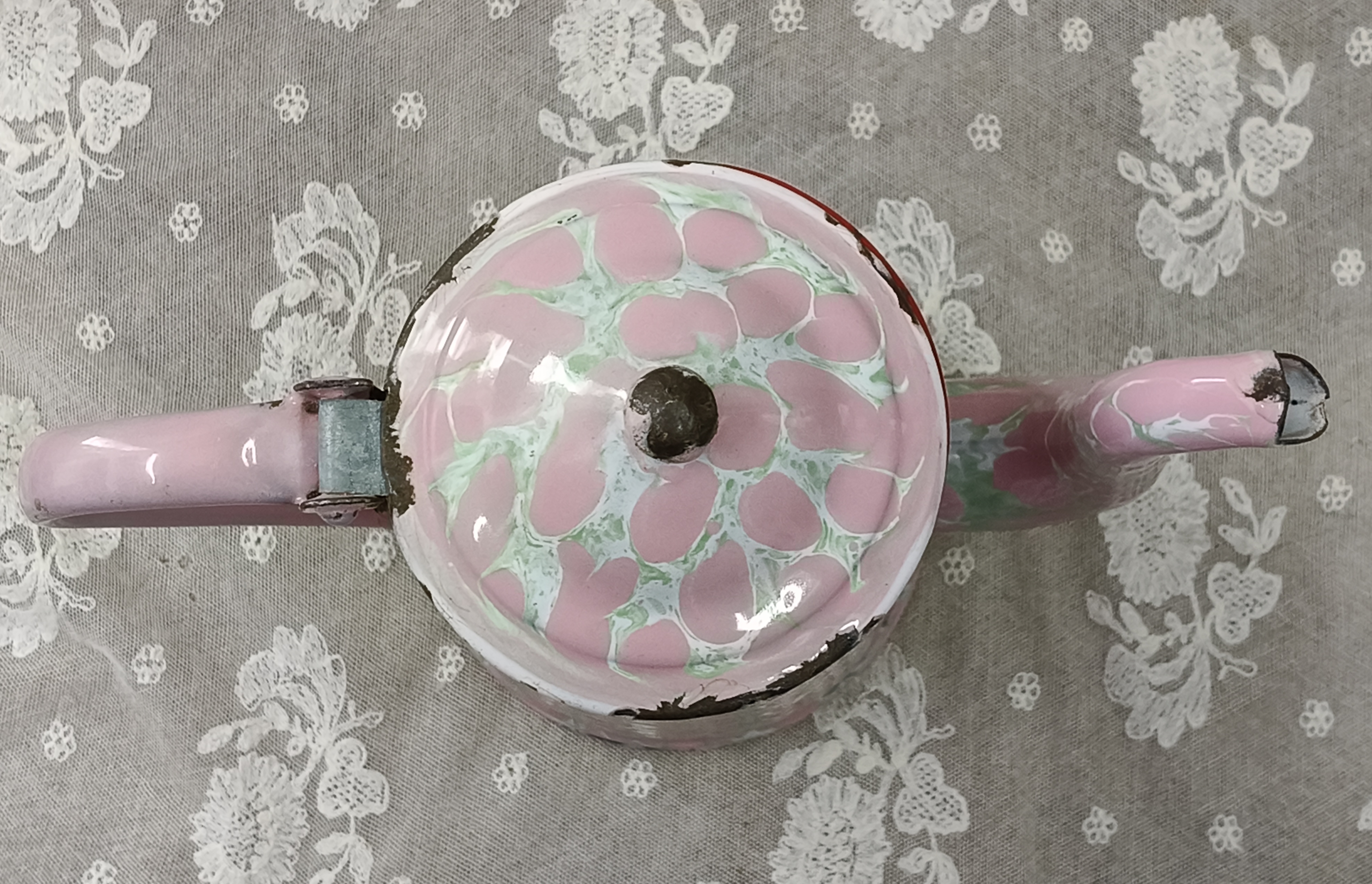 Oud emaille koffiepot, roze met groen