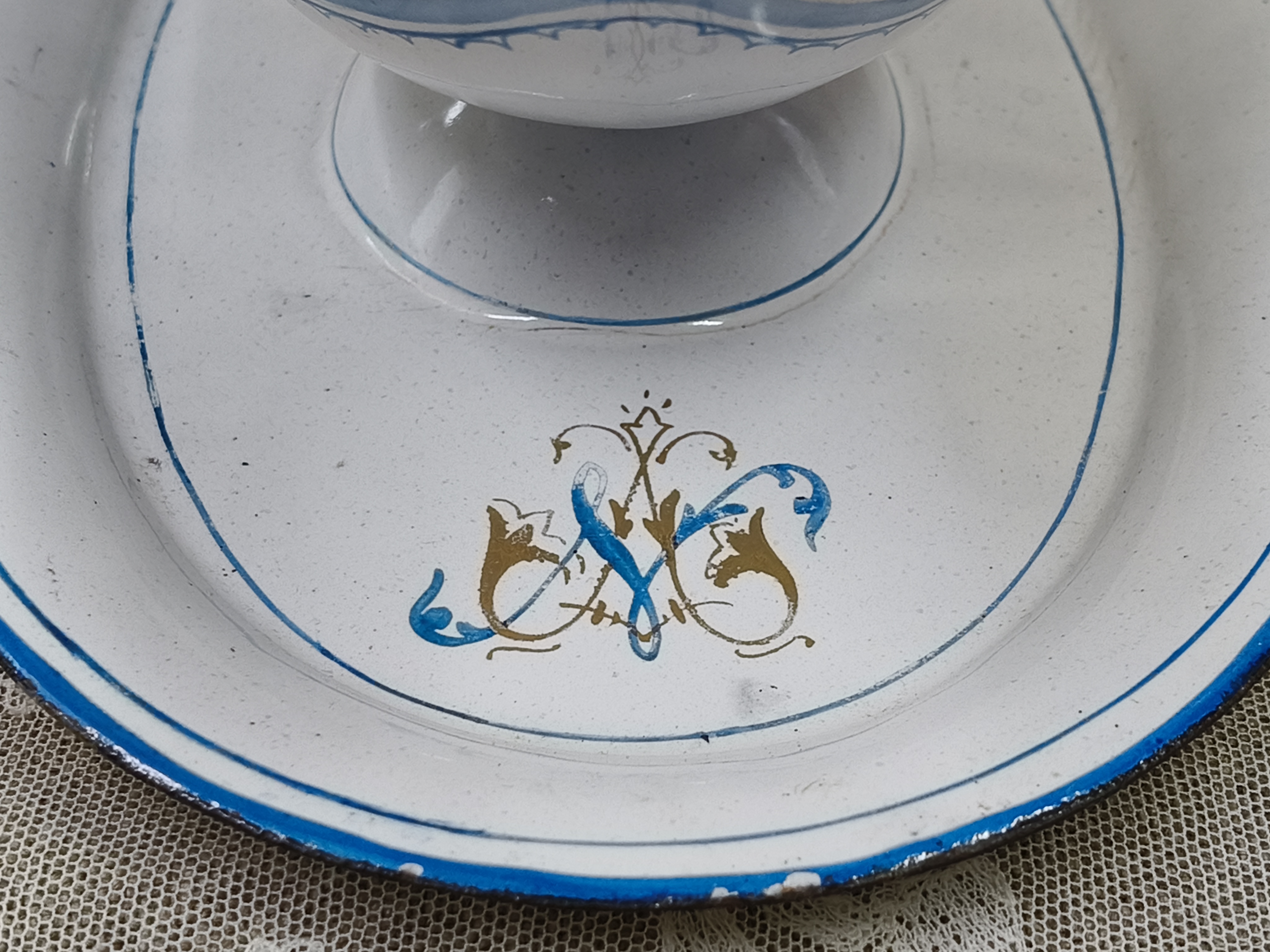 Oud emaille sauskom met monogram