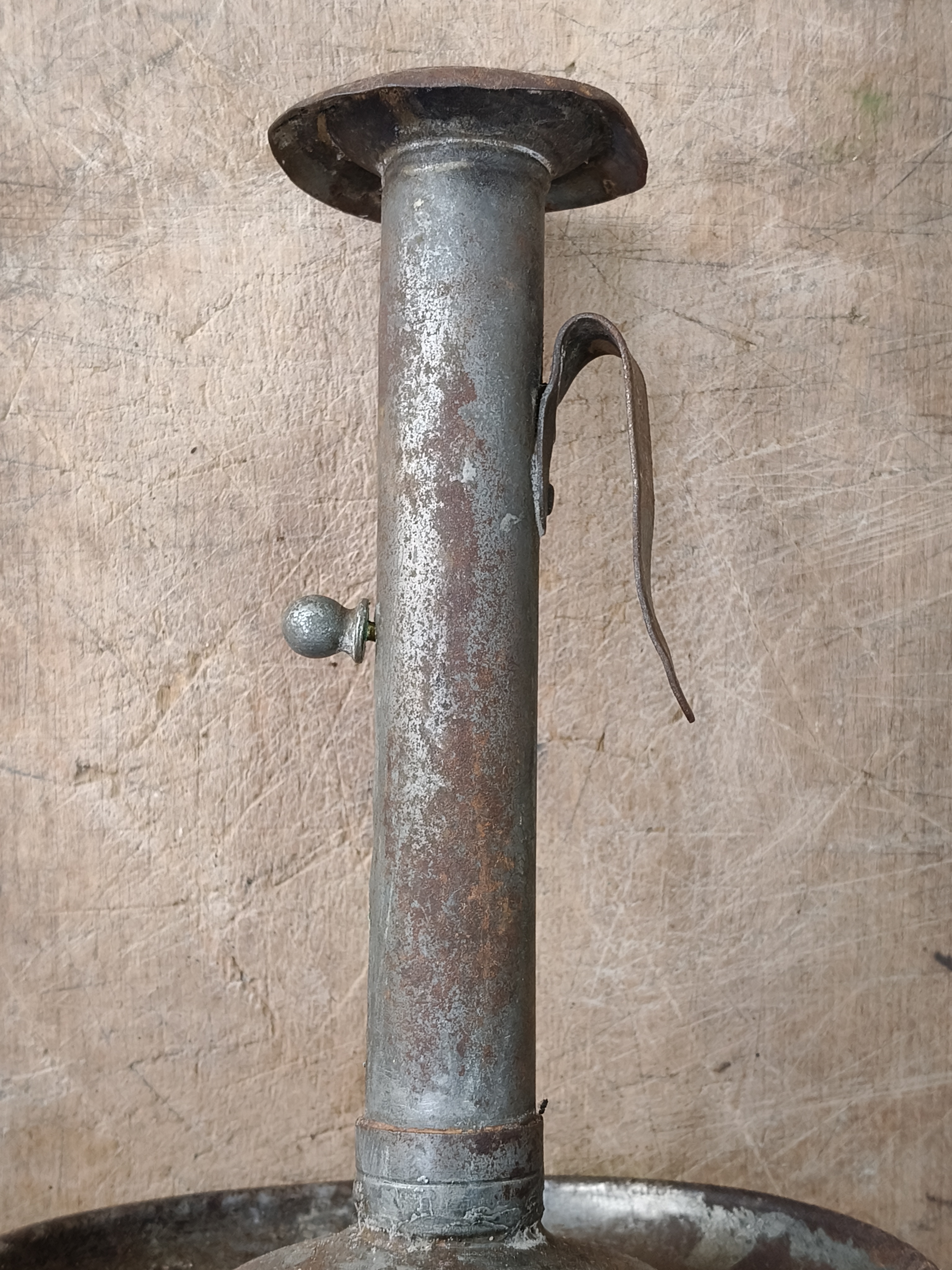 Oude blikken kandelaar 3