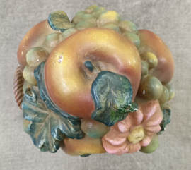 Oud beeldje 'fruitmand'