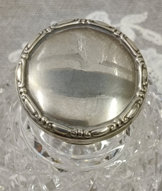 Oud Engelse parfum fles met zilveren dop