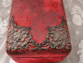 Oud rood velours handschoenen kistje