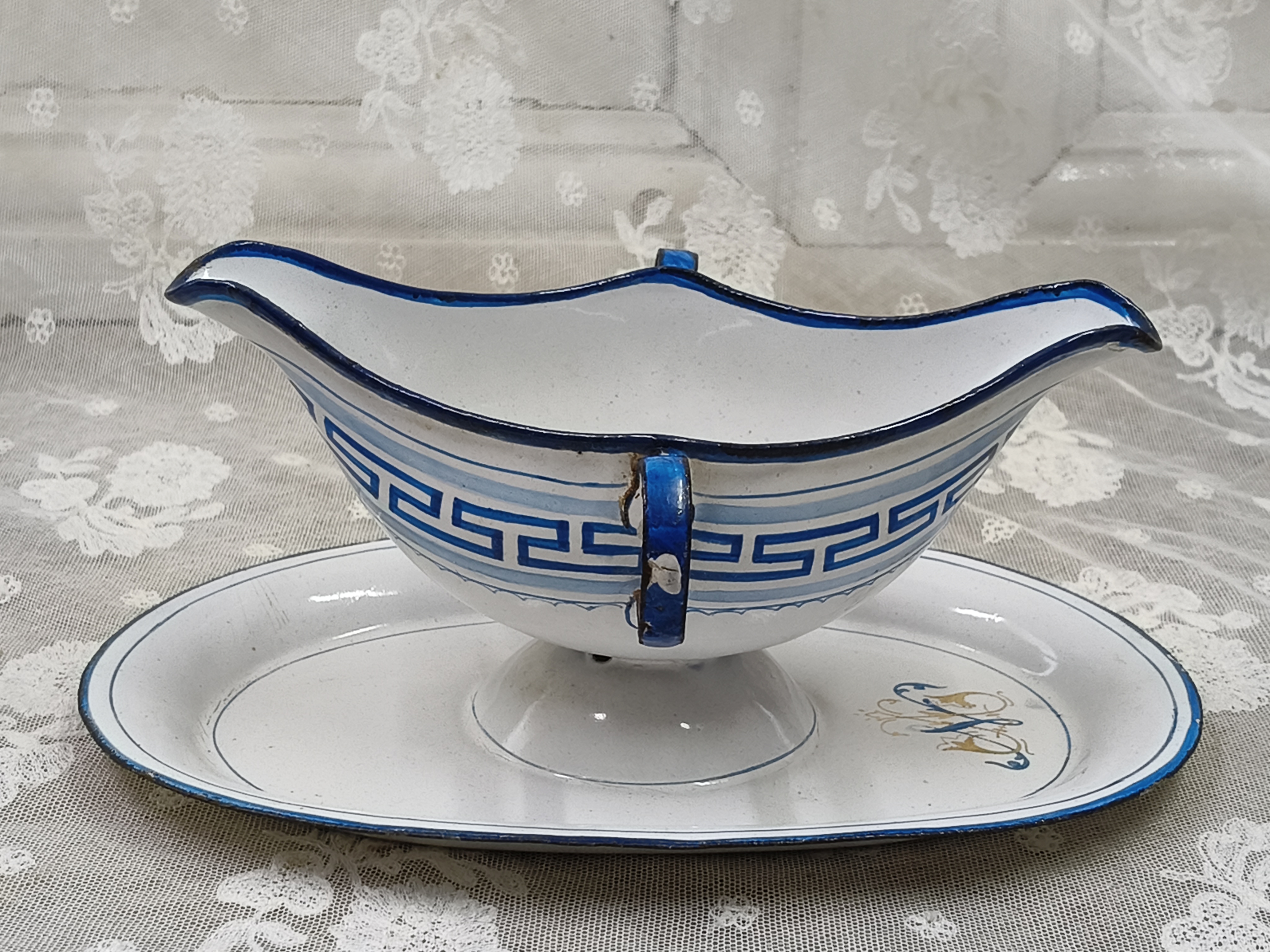 Oud emaille sauskom met monogram