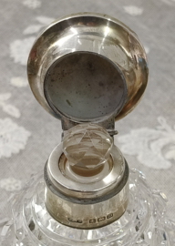 Oud Engelse parfum fles met zilveren dop