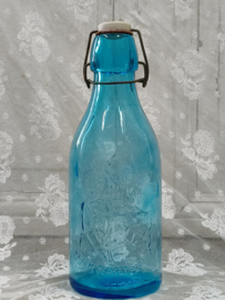 Oude melkfles met reliëf plaatje
