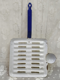 Oud emaille uitlek treeft