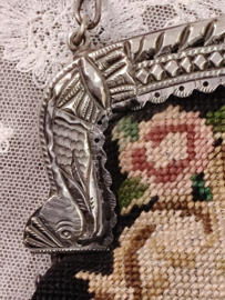 Oude gobelin beurs met zilveren beugel