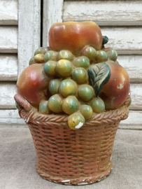 Oud beeldje 'fruitmand'