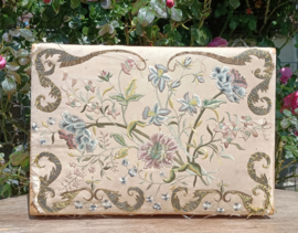 Oude Franse kist met embroidery VERKOCHT