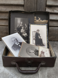 Oud koffertje met oude foto's etc
