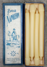 Oud doosje gevuld met kaarsen Napoleon groot