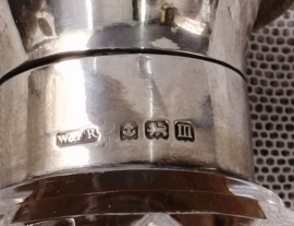 Oud Engelse parfum fles met zilveren dop