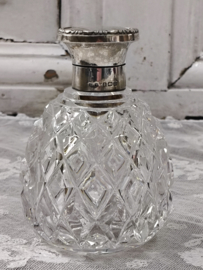 Oud Engelse parfum fles met zilveren dop