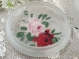 Oud glazen bakje met rozen