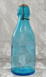 Oude melkfles met reliëf plaatje