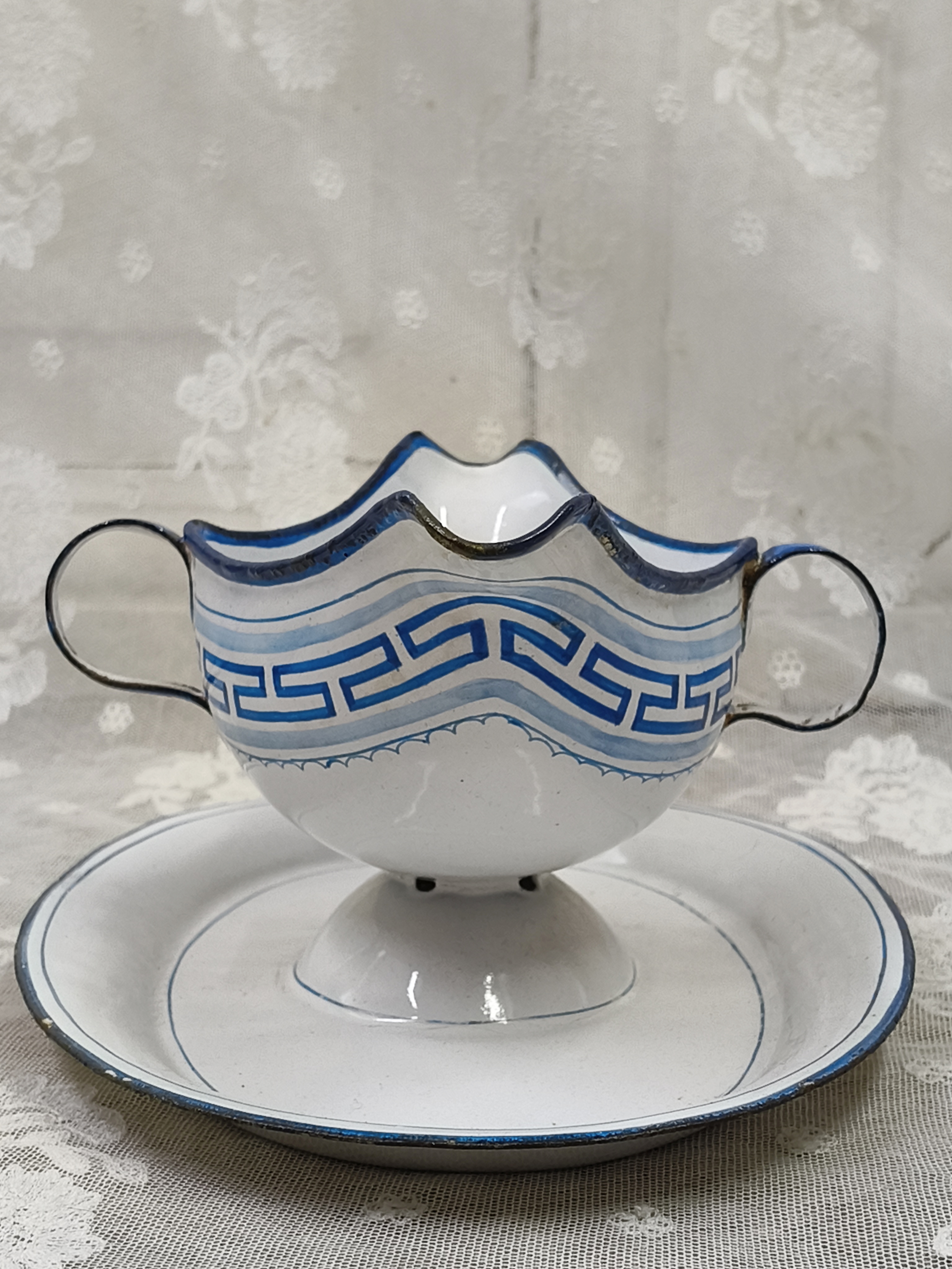 Oud emaille sauskom met monogram
