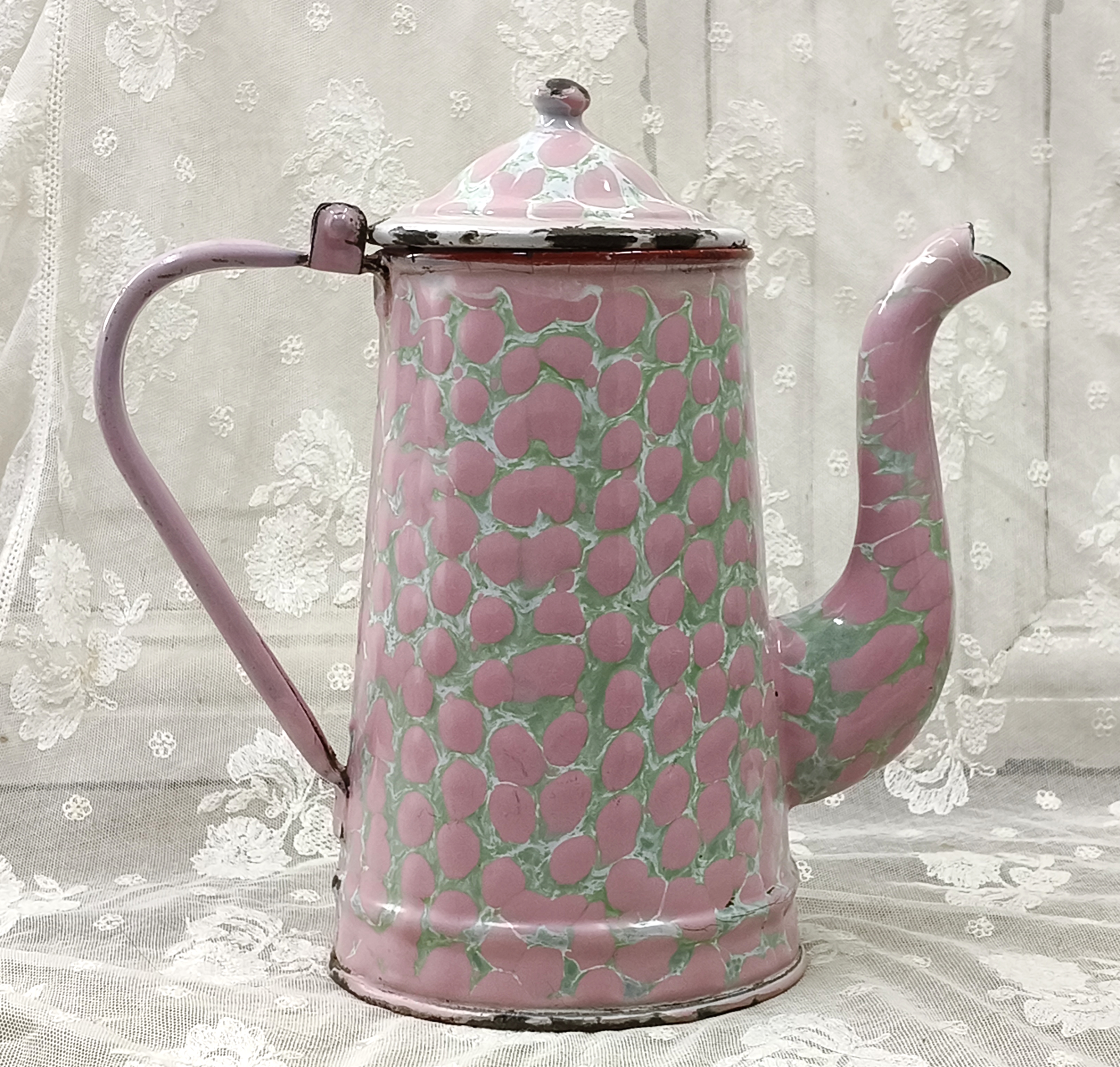 Oud emaille koffiepot, roze met groen