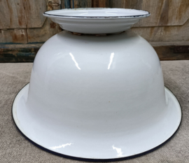 Oud emaille beslagkom