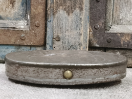 Oude tabaksblik met paard afbeelding