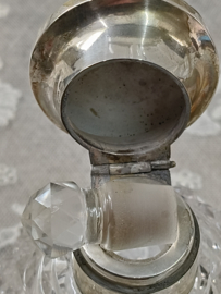 Oud Engelse parfum fles met zilveren dop