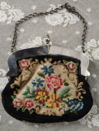 Oude gobelin beurs met zilveren beugel